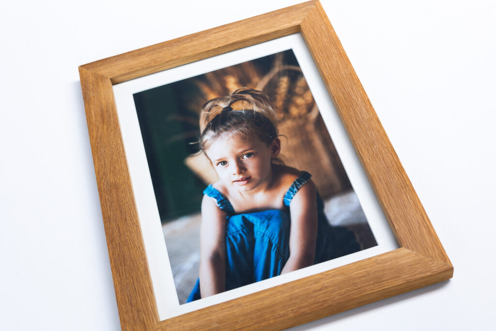 obrazek ditete v drevenem krasnem ramu